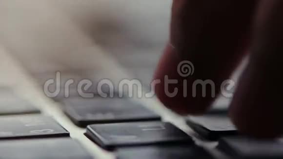 一个人在键盘上打字的宏观镜头视频的预览图