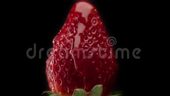 黑色背景下的新鲜草莓和透明滴在上面视频的预览图