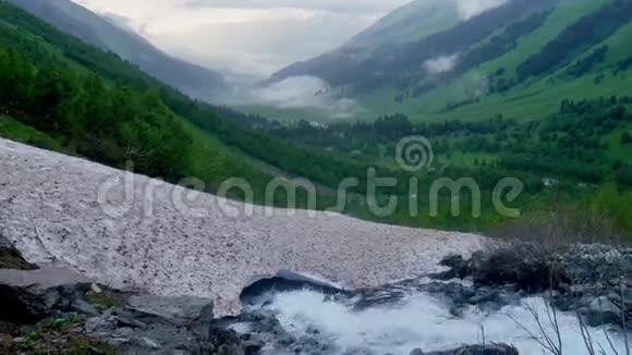 冰川融化冰下的山溪流入山谷视频的预览图