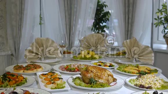 晚餐在餐厅供应美味的饭菜视频的预览图