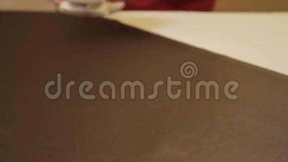 沙漠带酸奶的杯子放在桌子上视频的预览图