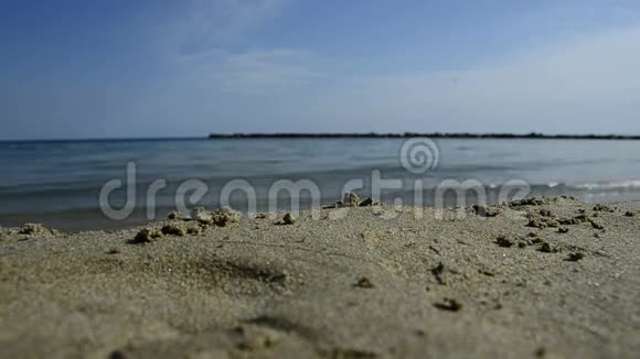 海浪在海滩上破碎视频的预览图