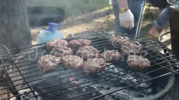 烧烤炉准备的肉视频的预览图