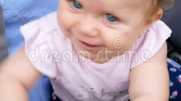 婴儿车里的漂亮宝宝视频的预览图