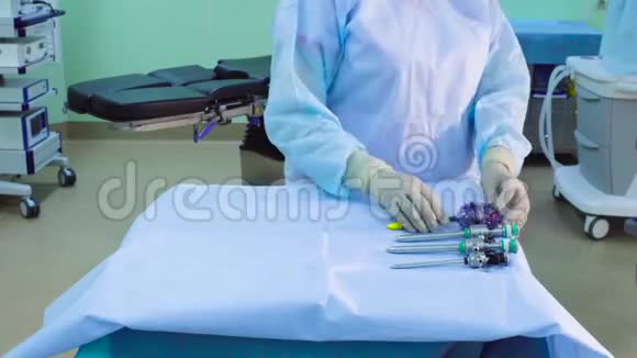 一位护士把医疗器械放在桌子上视频的预览图