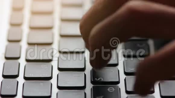 一个人在键盘上打字的宏观镜头视频的预览图