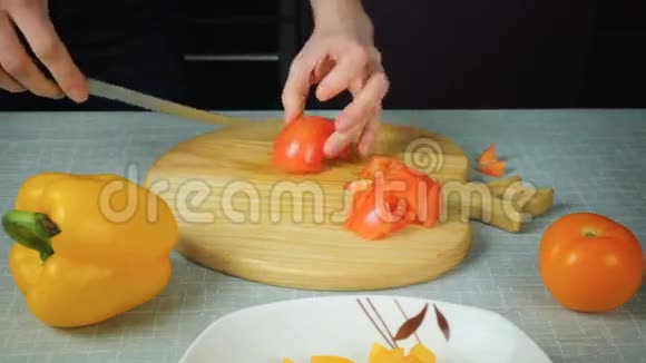 刀子割红番茄的女孩视频的预览图