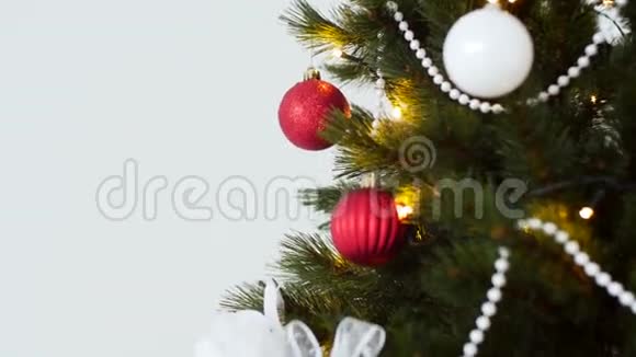 圣诞树上点缀着闪闪发光的球视频的预览图