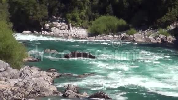 青山中的河流显示了阿根廷巴塔哥尼亚的动力水视频的预览图