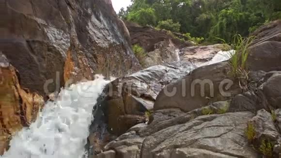 洛基峡谷瀑布中的暴风溪流瀑布进入游泳池视频的预览图