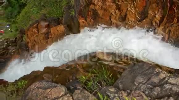 在山峦间的落基峡谷中的近景风暴溪瀑布视频的预览图