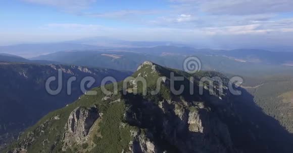 高高地飞在山上视频的预览图