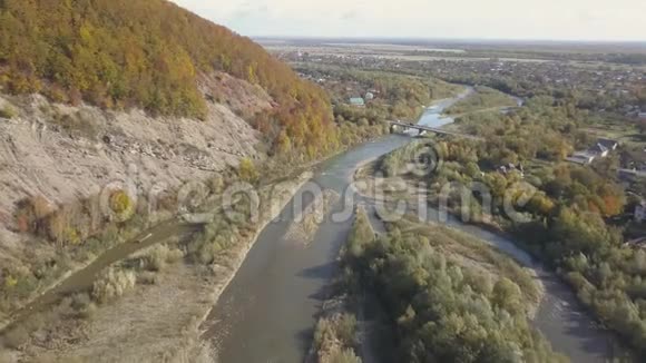 飞越喀尔巴阡河和山脉视频的预览图