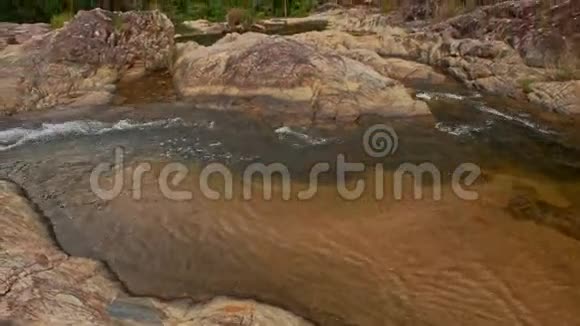 绿山岩石间透明池景视频的预览图