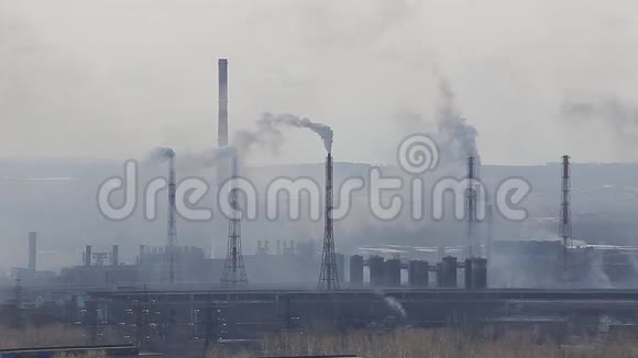 工业区有一管浓烟从工厂烟囱里涌出视频的预览图