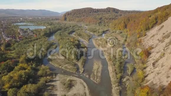 飞越喀尔巴阡河和山脉视频的预览图