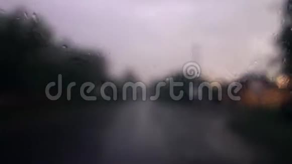 在风雨交加背景模糊的暴雨中车窗前的水滴视频的预览图
