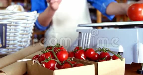 女职员在超市按比例给西红柿称重视频的预览图