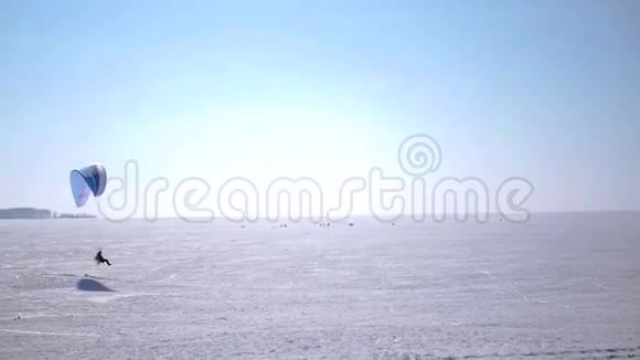 PA滑翔伞在地平线上结冰的湖面上滑行高清1080便士视频的预览图