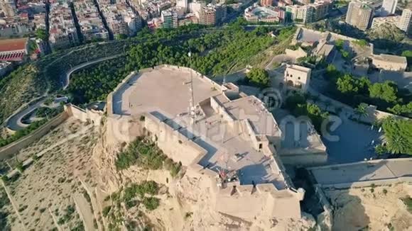 西班牙阿利坎特圣巴巴拉城堡的鸟瞰图视频的预览图
