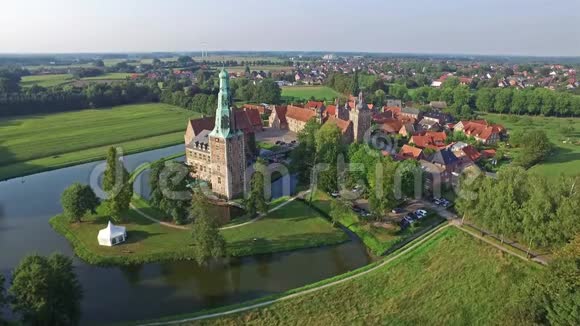 德国拉斯菲尔德中世纪城堡的鸟瞰图视频的预览图
