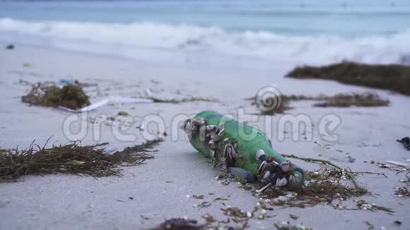 南海岸被海浪抛出的海视频的预览图