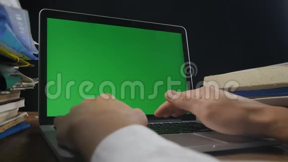 关闭人在笔记本电脑的后期办公室与绿色屏幕在电脑前工作的商人视频的预览图