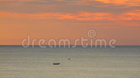 渔舟南海黎明天空高清视频的预览图
