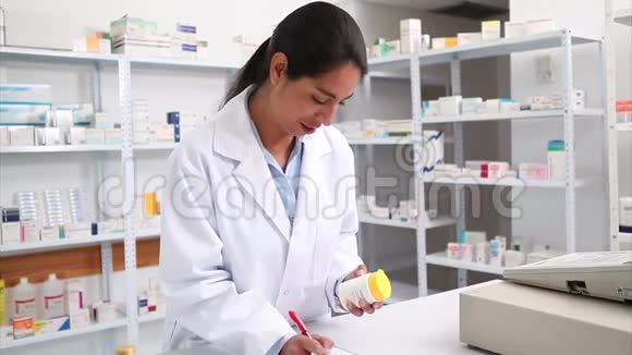 药剂师拿着一个药盒视频的预览图