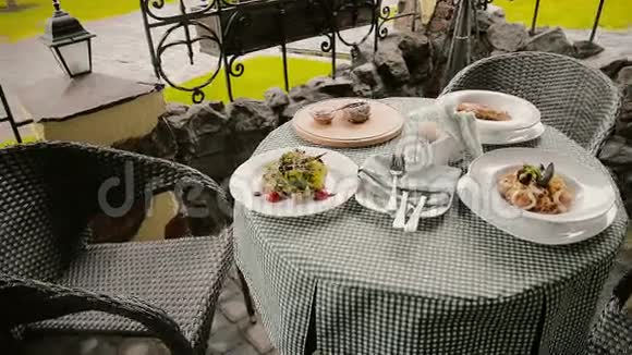 街上的一家咖啡馆里有菜的桌子视频的预览图