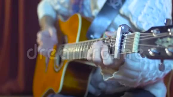声学吉他吉他手弹和弦有演奏手的乐器视频的预览图
