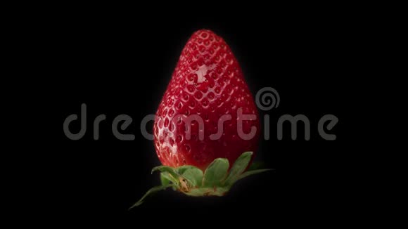 黑色背景下的新鲜草莓和透明滴在上面视频的预览图