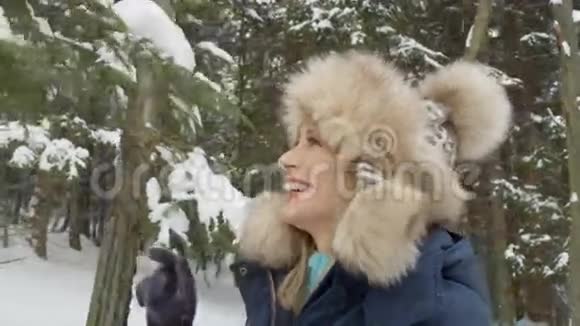 年轻开朗的女人享受冬天的时光视频的预览图