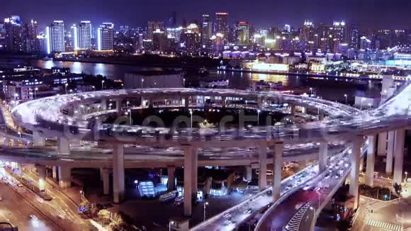 从鸟瞰上海夜间交通城市景观时间流逝视频的预览图