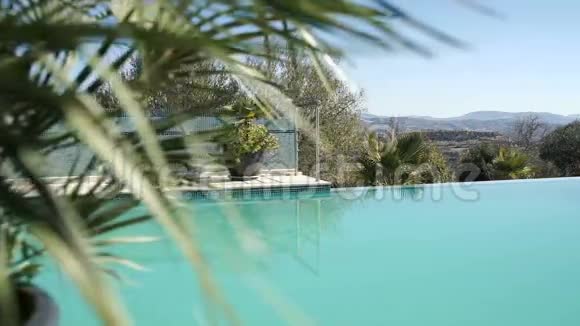 别墅上的豪华游泳池视频的预览图