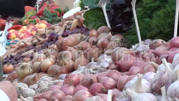 在农贸市场买蔬菜视频的预览图