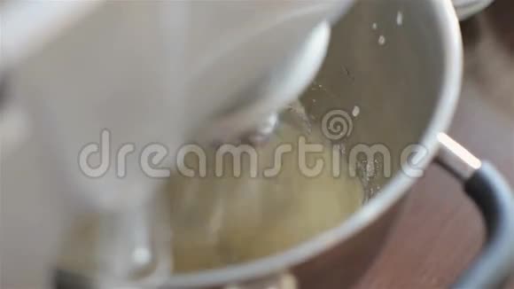 纸杯蛋糕烹饪揉面团视频的预览图