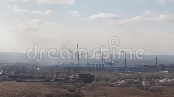 工业区有一管浓烟从工厂烟囱里涌出视频的预览图