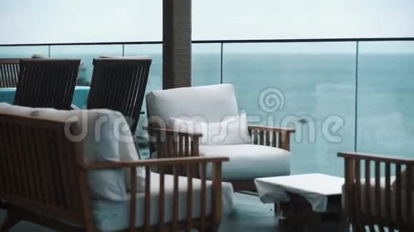 在树上的度假休息区提供白色枕头椅可观赏海景视频的预览图