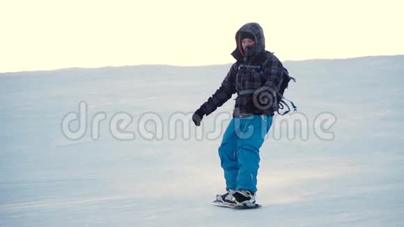 男子滑雪板骑行视频的预览图