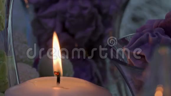 甜点背景下的蜡烛火焰特写视频的预览图