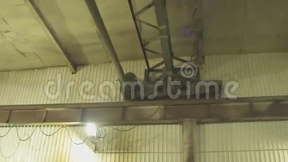 电动葫芦在厂房屋顶下缓慢移动视频的预览图