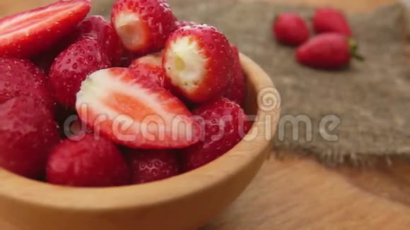 糖滴在新鲜草莓上视频的预览图