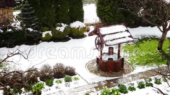 早春雪天后院的装饰井视频的预览图