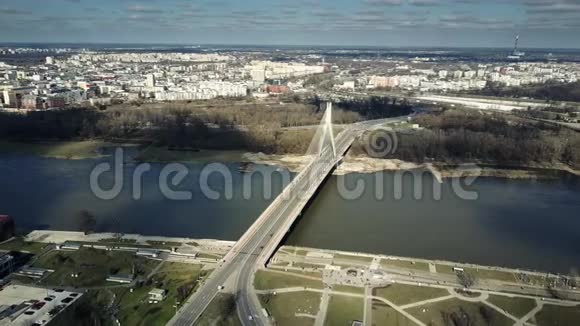 波兰华沙维斯图拉河和电缆桥的空中拍摄4K型视频的预览图