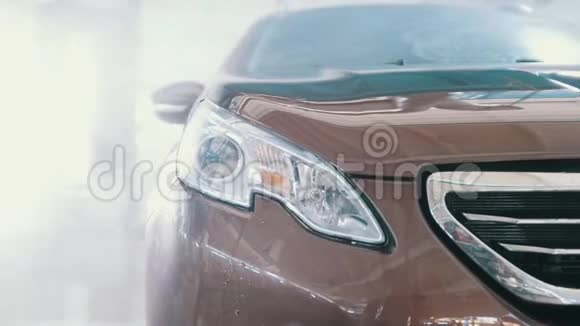清洗汽车用水管在肥皂中安装跑车视频的预览图