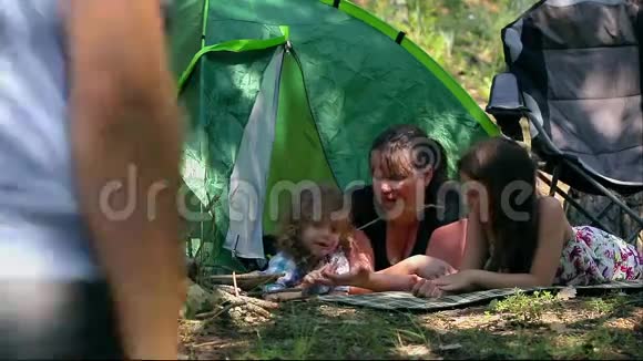 高加索父子在户外度假搭帐篷视频的预览图