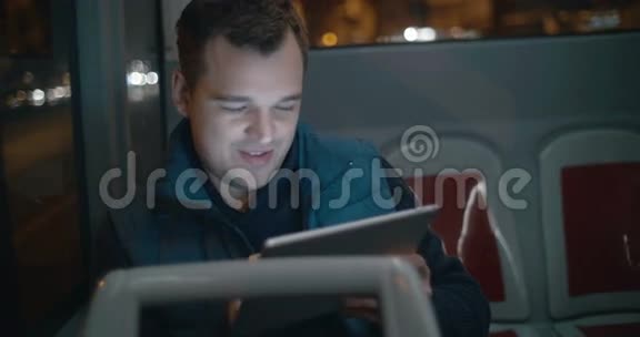 乘客在巴士上使用触摸板视频的预览图
