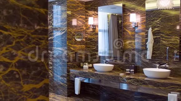 豪华酒店浴室的多利镜头视频的预览图