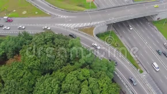 汽车交通繁忙的城市公路从上面可以看到高峰小时的景色视频的预览图